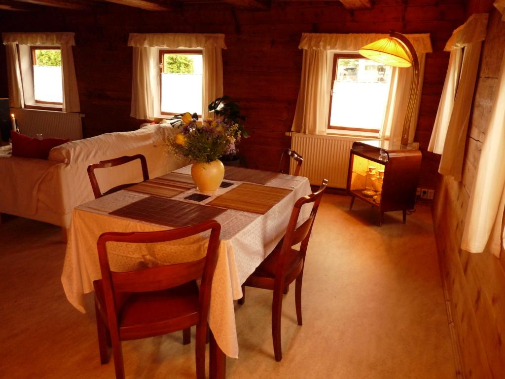 Esstisch mit schönem Ausblick in den Garten